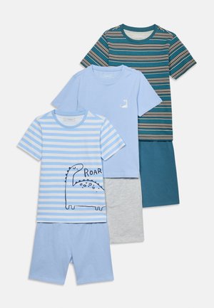 Trois ensembles de pyjamas enfants à manches courtes : rayés bleus avec dinosaure et texte « ROAR », uni bleu clair avec petit dinosaure, et bleu sarcelle avec des rayures beiges.