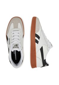 Adidași din piele albă cu accente din suede gri, branding negru și o talpă din cauciuc maro. Prezintă șireturile albe și un design texturat.