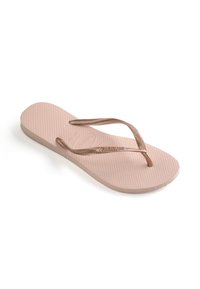 Rosa gummisandaler med teksturert såle og slank metallrem. Designet er minimalistisk uten ytterligere utsmykninger.