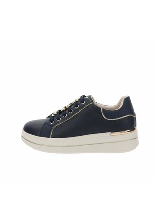 Sneaker blu navy con suola piattaforma bianca, occhielli dorati e dettagli dorati intorno ai lacci e all'area del tallone.
