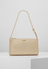 Złota torebka kopertowa ze skórzanym wykończeniem i łańcuszkowym paskiem. Posiada zamek błyskawiczny na górze oraz tłoczone logo z przodu.