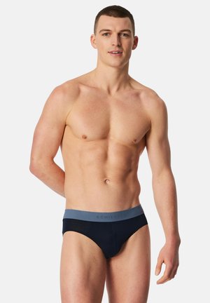 Schwarze Slips mit einem hellblauen Bund, der einen Logotext zeigt. Aus glattem Stoff gefertigt, mit einer enganliegenden Passform und minimalistischem Stil.