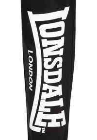 Tela negra con el texto grande en blanco "LONSDALE" y el texto más pequeño "LONDON" impreso en vertical.