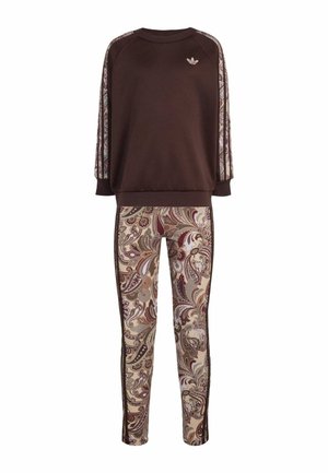 Brun langærmet top med mønstrede striber på ærmerne og matchende leggings med paisley-print i beige, brun og vinrøde nuancer.