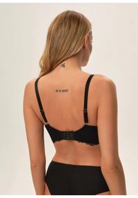 Czarny koronkowy stanik z regulowanymi ramiączkami, zapięciem na haftkę z tyłu i falbaniastym wykończeniem. Gładka faktura, minimalistyczny design.