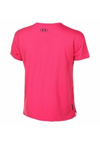 Camiseta deportiva de manga corta en color rosa, fabricada con un material transpirable. Presenta un escote redondo, aberturas laterales y un pequeño logo negro en la parte superior de la espalda.