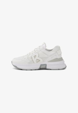 Witte atletieksneaker met mesh- en synthetisch materiaal, voorzien van een opvallend "B"-logo, grijze accenten en een dikke zool voor demping.