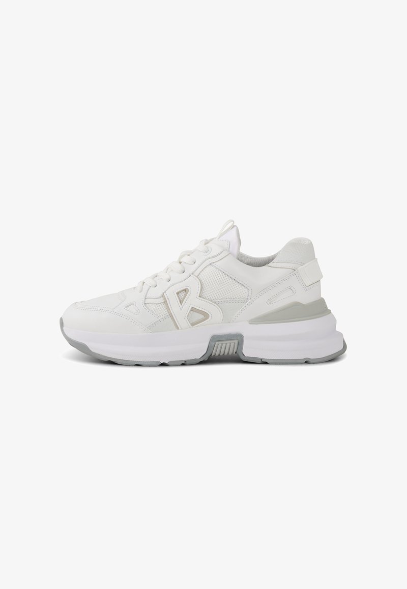 Biały sportowy tenisówka z siateczkowego i syntetycznego materiału, z wyraźnym logo „B”, szarymi akcentami oraz grubą podeszwą zapewniającą amortyzację.