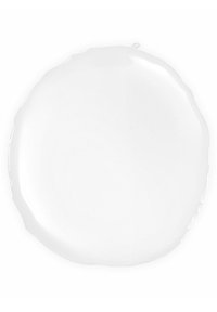 Klare, runde Platte mit einer glatten, glänzenden Oberfläche. Besitzt einen leicht erhöhten, gewellten Rand. Material wirkt wie Glas oder Keramik.