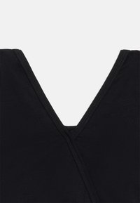 Μαύρο ύφασμα με λαιμόκοψη σε σχήμα V που διαθέτει διπλές ραφές, σχηματίζοντας διαγώνια επικάλυψη.