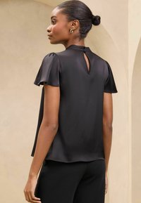 Lipsy REGULAR FIT KEYHOLE FLUTTER SLEEVE - Palaidinė - black