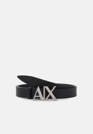 Cintura in pelle nera con una fibbia metallica color argento con le lettere "AIX." La cintura ha una texture liscia e un design classico.