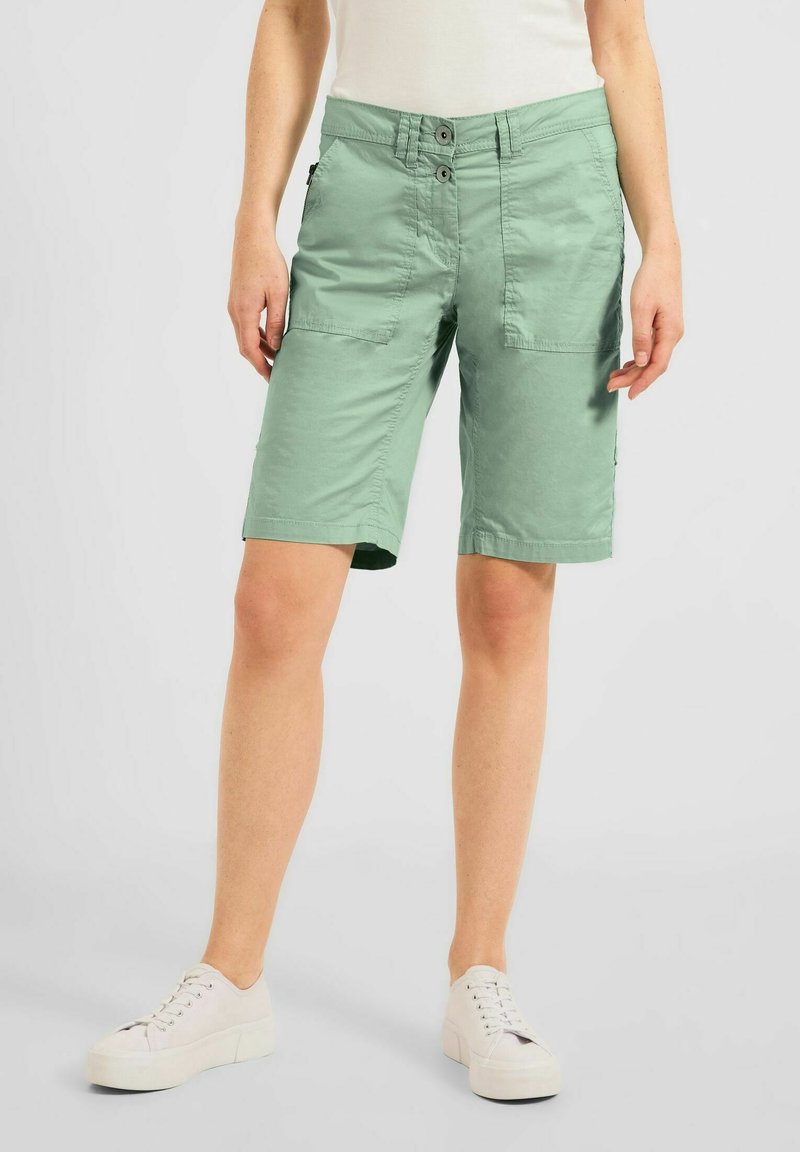 Shorts chino verts avec une coupe décontractée, comprenant deux poches frontales, deux poches latérales, une fermeture à bouton et en tissu de coton doux.