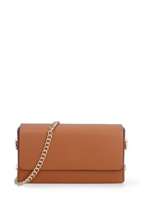 Clutch in pelle marrone con tracolla in oro, forma rettangolare, texture liscia, dotata di chiusura a pattina e dettagli di cucitura sottili.