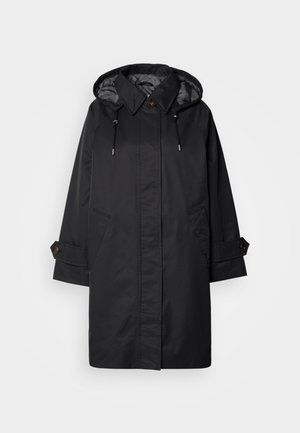 Manteau noir imperméable avec capuche, cordons de serrage réglables, deux poches avant et détails de poignet boutonnés. Texture lisse et silhouette droite.