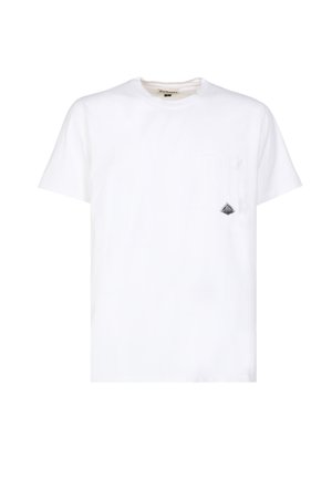 T-shirt bianco in cotone a maniche corte, dotato di taschino sul petto e di una piccola patch a forma di triangolo sul lato sinistro. Design semplice.