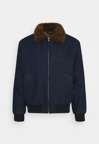 Džínová bomber bunda v tmavě modré barvě s límcem z hnědé umělé kožešiny, předním zipem a žebrovanými manžetami a lemem. Obsahuje boční kapsy.