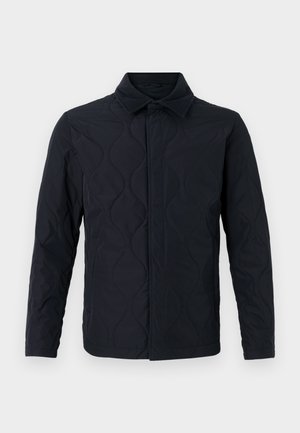 Jachetă neagră cu umplutură, cu guler, având un exterior neted, un model texturat în valuri și un design slim fit. Butoanele din față sunt ascunse.