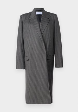 Blazer lungo grigio a righe con revers a notched, maniche lunghe e frontale doppiopetto. Tessuto testurizzato con una silhouette su misura.