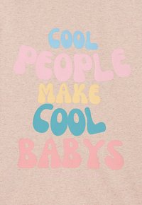 Helles pinkes T-Shirt mit buntem, übergroßem Text "COOL PEOPLE MAKE COOL BABYS" in Blau, Pink und Gelb. Weicher Stoff.