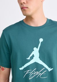 Jordan JUMPMAN FLIGHT TEE - Camiseta estampada - oxidized green