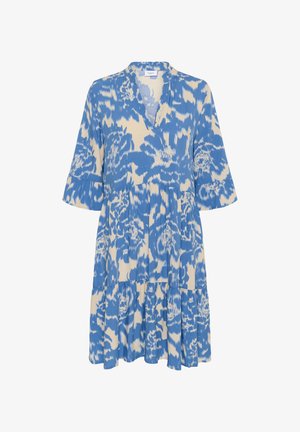 Blauw en beige bloemenpatroon jurk met een V-hals, gelaagde rok en driekwartmouwen gemaakt van een lichte, gestructureerde stof.