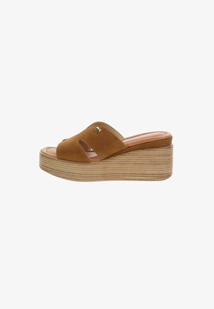 Sandalo zeppa in pelle scamosciata marrone con punta aperta, dettagli traforati, soletta imbottita e suola platform in legno stratificato.