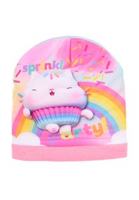Cappello beanie colorato con un gatto bianco che tiene un cupcake, dettagli arcobaleno e la scritta "Festa dei Confetti!" su uno sfondo pastello.