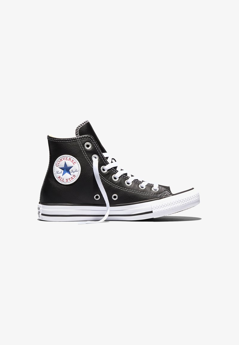 Schwarzer Converse All Star High-Top-Sneaker mit weißen Schnürsenkeln, Gummisohle und Logoaufnäher am Knöchel, seitlich dargestellt.