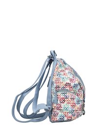 Sac à dos en tissu tissé coloré avec une bordure en simili cuir bleu, muni d'une poche zippée  à l'avant et de bretelles ajustables, de forme structurée.