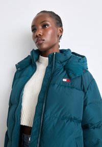 Tommy Jeans ALASKA PUFFER - Jakna ispunjena paperjem - deep seawater