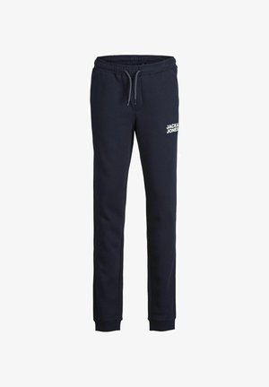 Navy majica i trenirke s bijelim logotipom "JACK & JONES". Pamušni materijal, ležeran kroj, jednostavan dizajn, u kombinaciji s bijelim tenisicama.