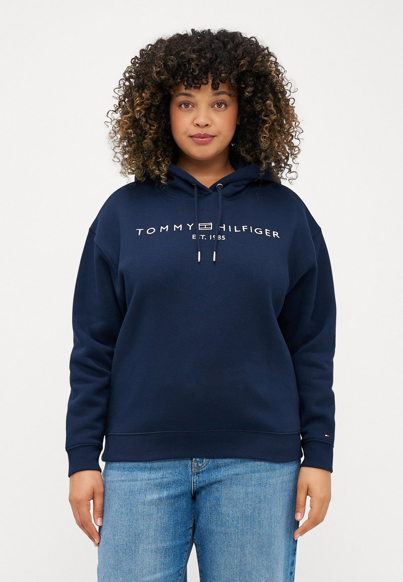 Felpa blu navy con cappuccio e cordino, caratterizzata dal logo "TOMMY HILFIGER" e dall'anno di fondazione. Tessuto morbido, vestibilità comoda, polsini e orlo a costine.