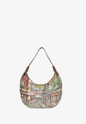Hobo-Stil Handtasche mit einer gemalten Straßenszene in gedämpften Farben, verziert mit floralen Akzenten und einem braunen Ledertrageriemen.