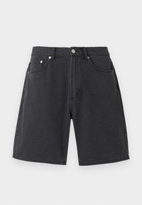 Μαύρα σορτς από τζιν ύφασμα με ίσια γραμμή, κλείσιμο με κουμπί, πέντε τσέπες και διακριτικές λεπτομέρειες ραφών. Ομαλή υφή.