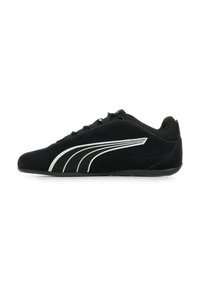 Scarpa sportiva in suede nera con dettagli bianchi, caratterizzata da un design a profilo basso e chiusura con lacci, suola in gomma e punta rotonda.