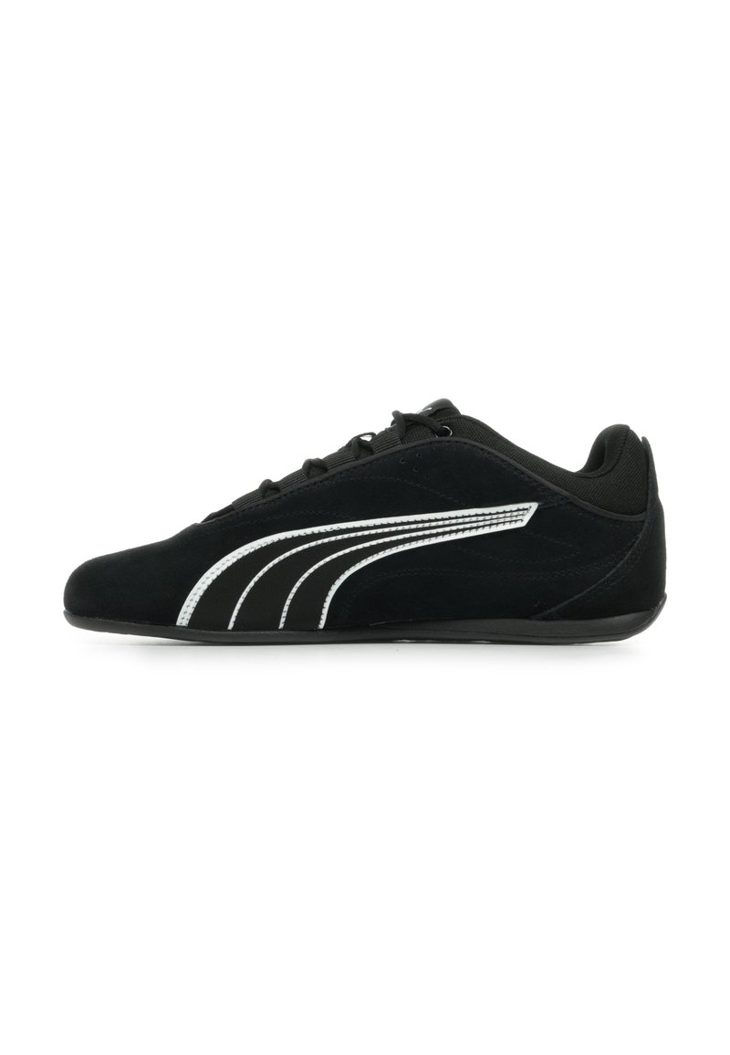 Scarpa sportiva in suede nera con dettagli bianchi, caratterizzata da un design a profilo basso e chiusura con lacci, suola in gomma e punta rotonda.