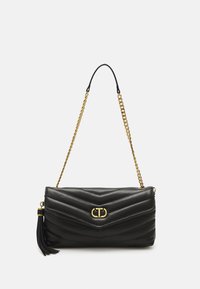Borsa a spalla in pelle nera trapuntata con tracolla in catena dorata, chiusura con logo dorato e nappina in pelle nera sul lato sinistro.