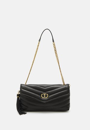 Borsa a spalla in pelle nera trapuntata con tracolla in catena dorata, chiusura con logo dorato e nappina in pelle nera sul lato sinistro.