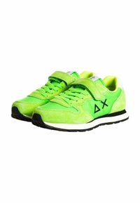 Sneaker verde neon con upper in suede, chiusura con lacci e strap in Velcro, dotate di suola bianca e dettagli neri, incluso un logo.