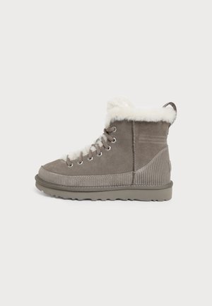 UGG, CLASSIC HERITAGE LACE UP - Bottes de neige - dried oregano
