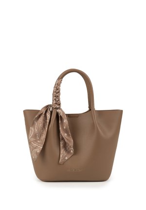 Bolso de cuero marrón texturizado con asa trenzada envuelta en pañuelo de seda estampado, con la marca "VIVISENCE" en el frente.