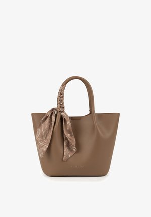 Bolso de cuero marrón texturizado con asa trenzada envuelta en pañuelo de seda estampado, con la marca "VIVISENCE" en el frente.