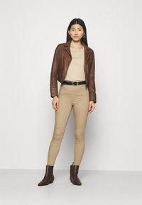 Marks & Spencer JEGGINGS - Calças de ganga de corte skinny - camel