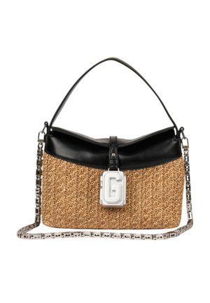 Borsa intrecciata color cuoio con patta in pelle nera, tracolla a catena argentata e grande fibbia a forma di 'G' in argento al centro davanti.