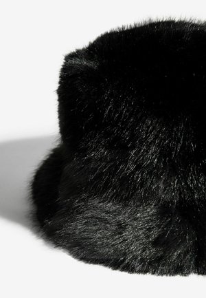 Mustast kunstkarusnahast ämbri müts, millel on pehme ja tihe tekstuur, ümar kuju ja läikiv viimistlus. Karm karvakate rõhutab disaini.