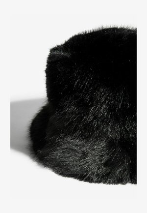 Sombrero de cubo de piel sintética negra con una textura suave y densa, forma redondeada y acabado brillante. Acabado con una gruesa capa de pelo.