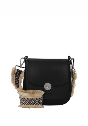 Borsa in pelle nera con chiusura a patta e bottone in argento. Presenta una tracolla regolabile beige con motivi geometrici neri e bordi frangiati.