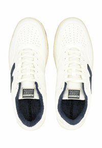 Zapatillas de cuero blanco con acentos en azul marino, diseño perforado, cordones planos y un forro texturizado en azul marino. Etiqueta de logo cuadrada en la lengüeta.