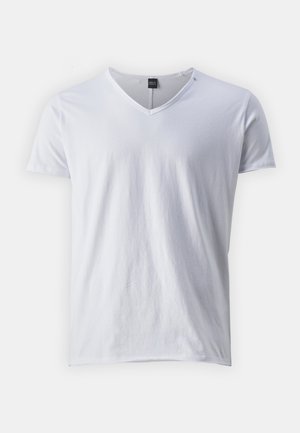 Camiseta blanca de manga corta con cuello en V, confeccionada en algodón suave, con un ajuste relajado y una textura suave, y una pequeña etiqueta de marca en el escote.